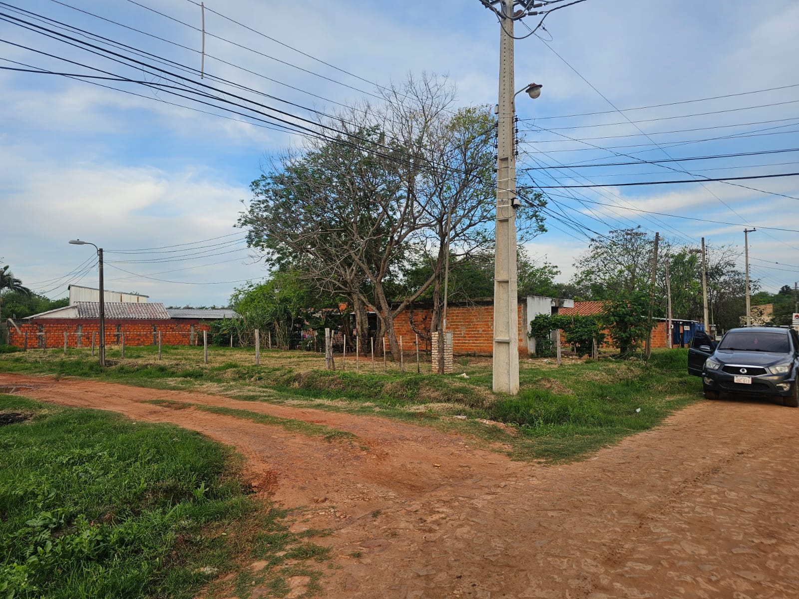 Vista de la esquina y las construcciones vecinas desde la calle